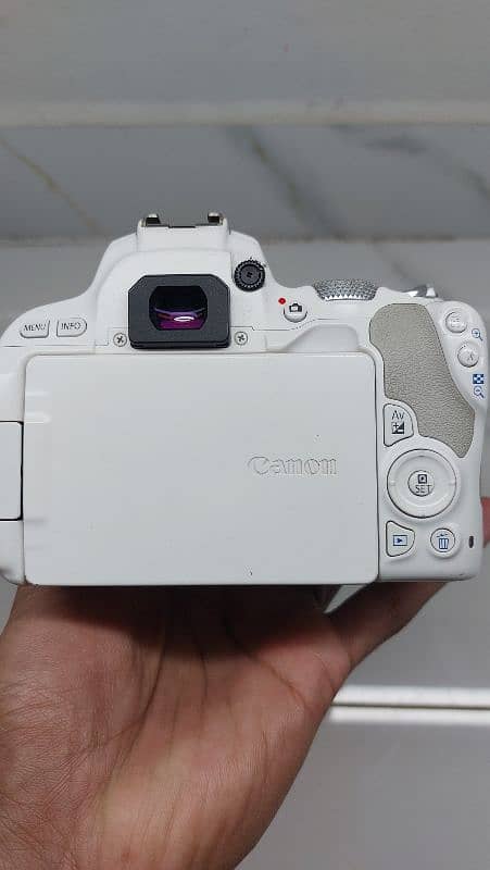 Canon EOS 200D White Edition Used with vLog kit 7