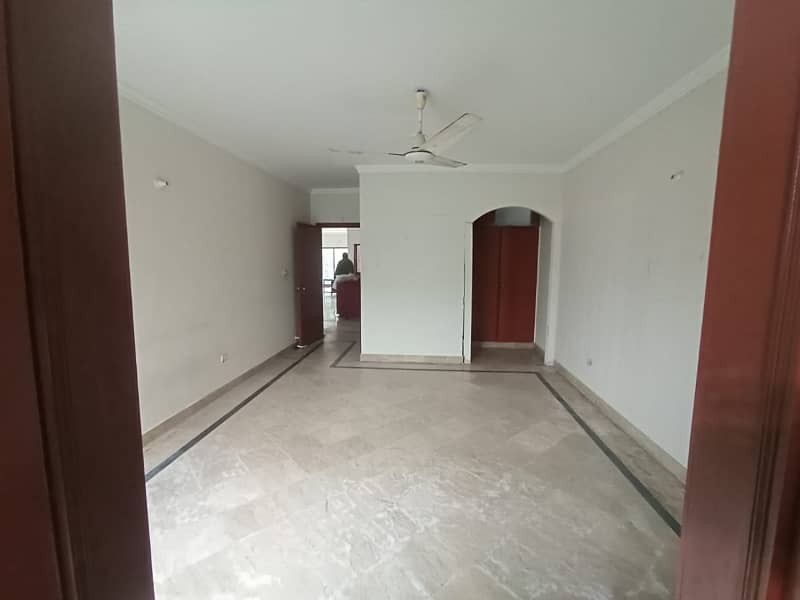 10 MARLA 25TH FLOOR FLAT FOR RENT ON REHMAN GARDENS 3