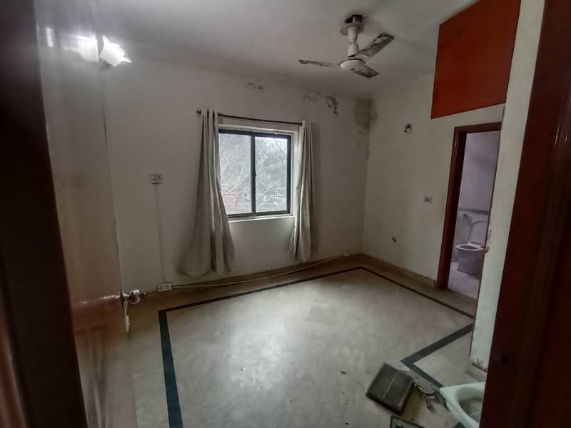 10 MARLA 25TH FLOOR FLAT FOR RENT ON REHMAN GARDENS 9