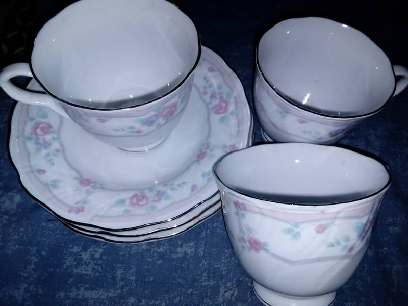 Tea Cups Saucers, Wine Glasses, Water Glasses 1