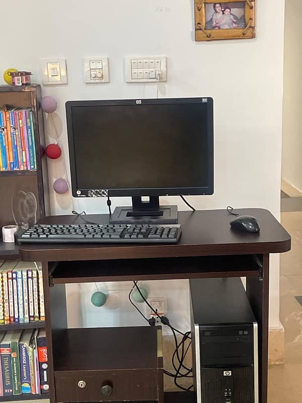 Computer for sale alongwith computer table 1