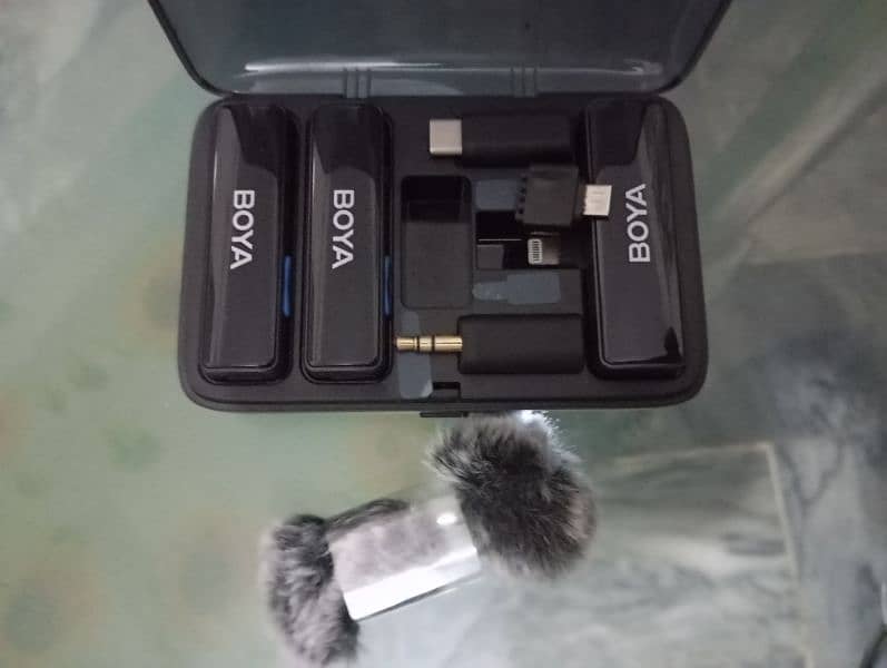 BOYA BOYALINK 2-Person All-in-One Wireless Microphone 1