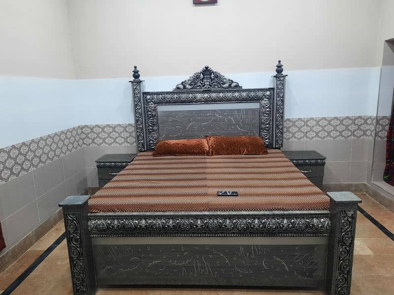 King size bed in low budget with side tables 0