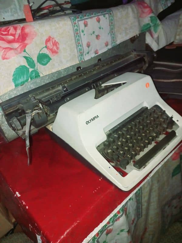 OLYMPIA Company type Writer, new condition 2