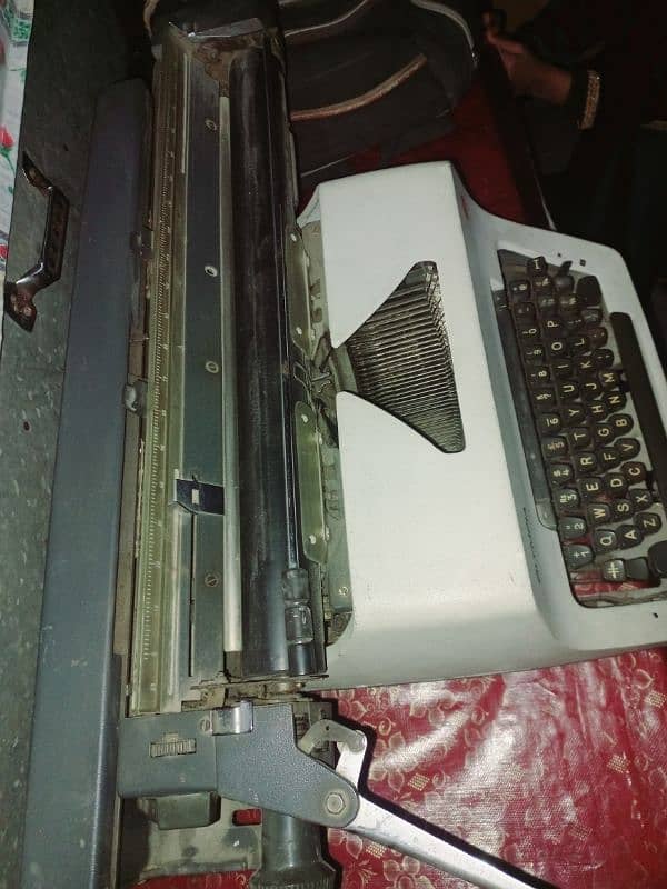 OLYMPIA Company type Writer, new condition 3