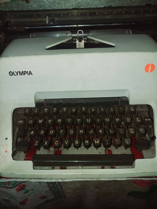 OLYMPIA Company type Writer, new condition 4