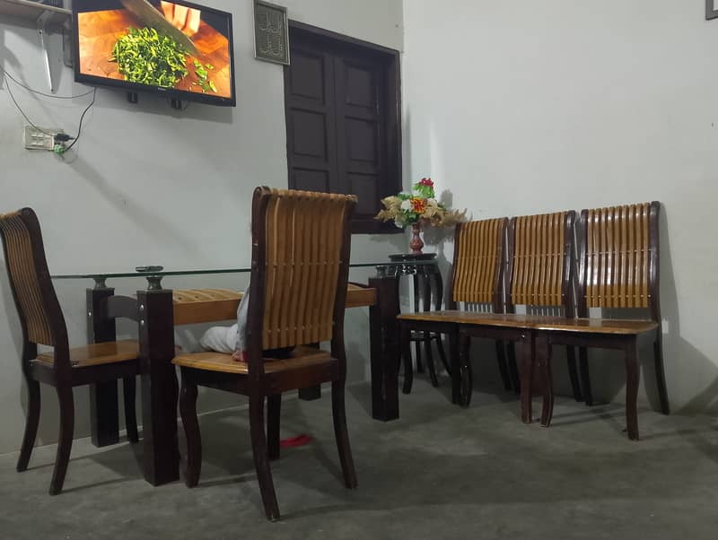 Wooden beautiful design dining table with 5 chairs. 0