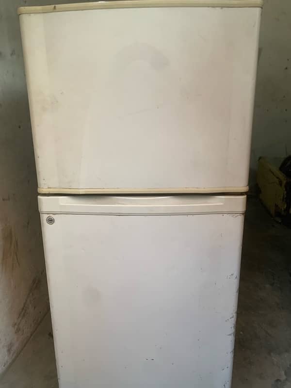 Dawkance medium range fridge 0