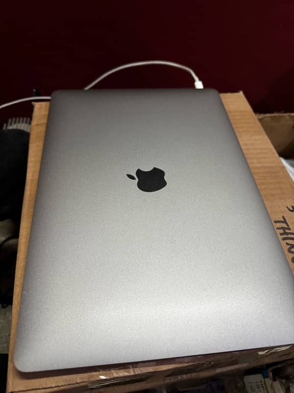 MacBook Air 2020 i3 Retina 8/256 200 cycle count 2