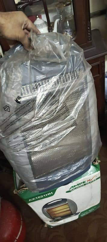 BRAND NEW APEX ELECTRIC HEATER ( NEVER USED ) 3