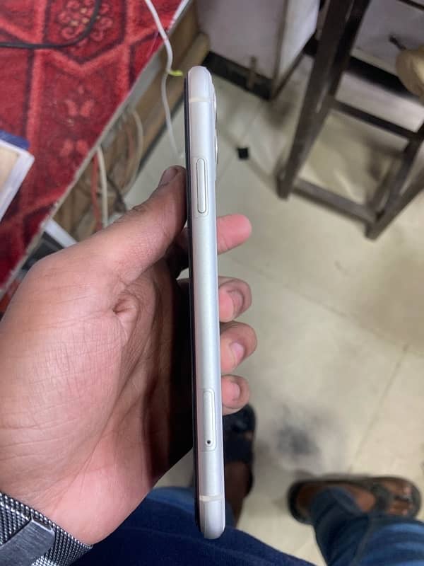 iphone 11 64 gb pta offical aproved with box 3