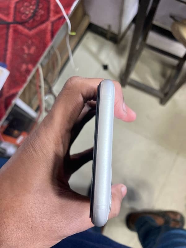 iphone 11 64 gb pta offical aproved with box 4