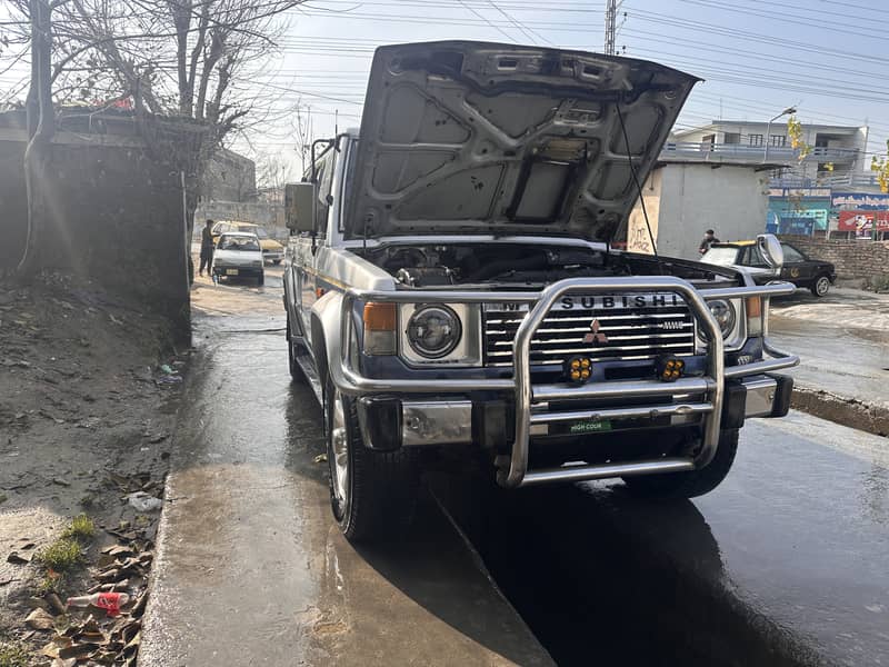 Mitsubishi Pajero Exceed 1986 2