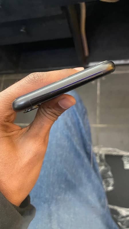 iPhone XR 64 GB 4