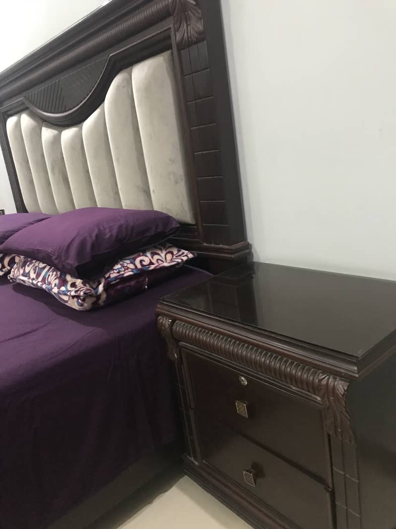 Bed set in solid wood good condition less used 1