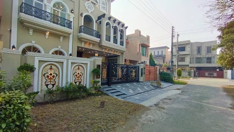 Spacious House Is Available For sale In Ideal Location Of Formanites Housing Scheme - Block D 2