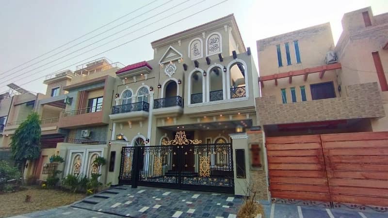 Spacious House Is Available For sale In Ideal Location Of Formanites Housing Scheme - Block D 3