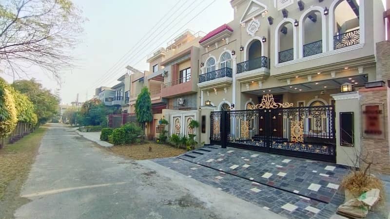 Spacious House Is Available For sale In Ideal Location Of Formanites Housing Scheme - Block D 4