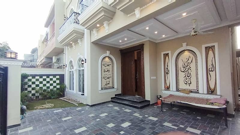 Spacious House Is Available For sale In Ideal Location Of Formanites Housing Scheme - Block D 5