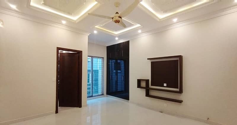 Spacious House Is Available For sale In Ideal Location Of Formanites Housing Scheme - Block D 18