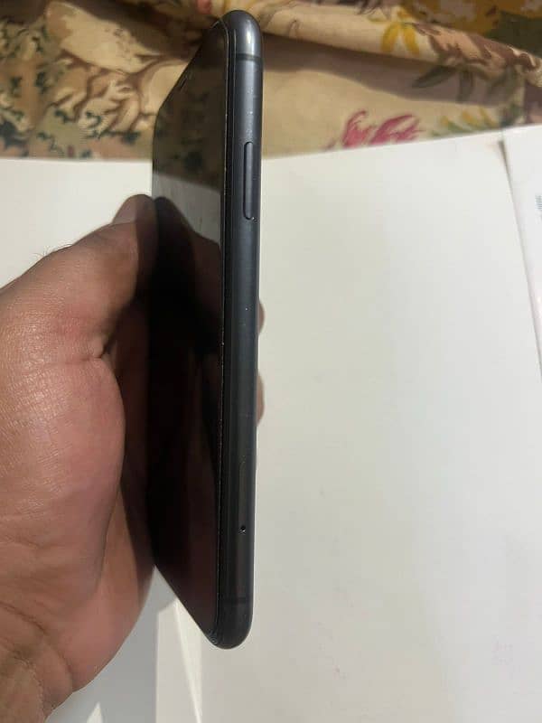 iPhone 11 128GB Black 5