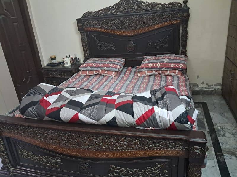 3ps Bedset for sale, 2 sidetables, one king-size bed, pure wood. 2