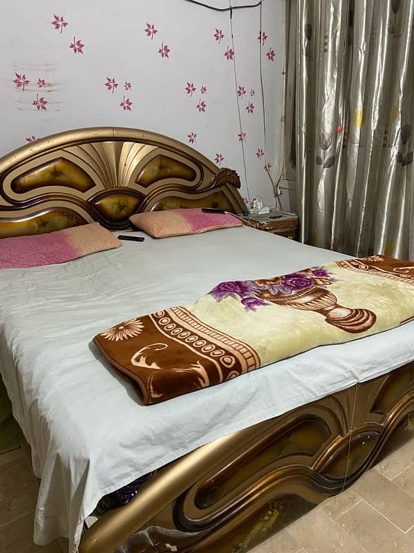 four piece bed set furniture for sell 4