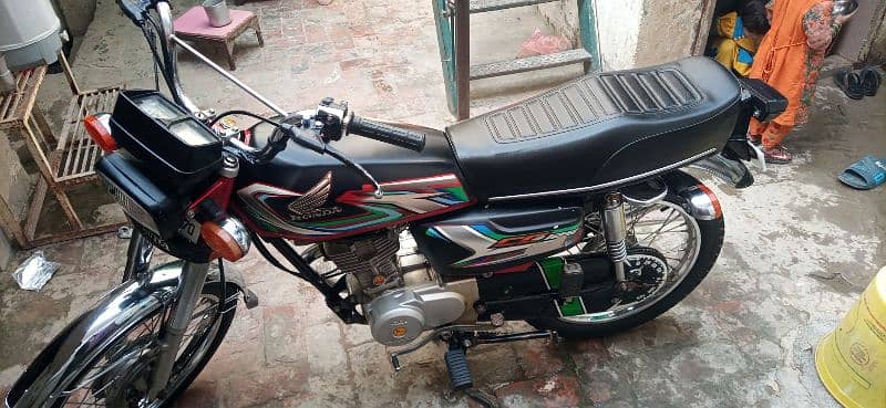 10/10 condition bike ki file h copy ni h 1