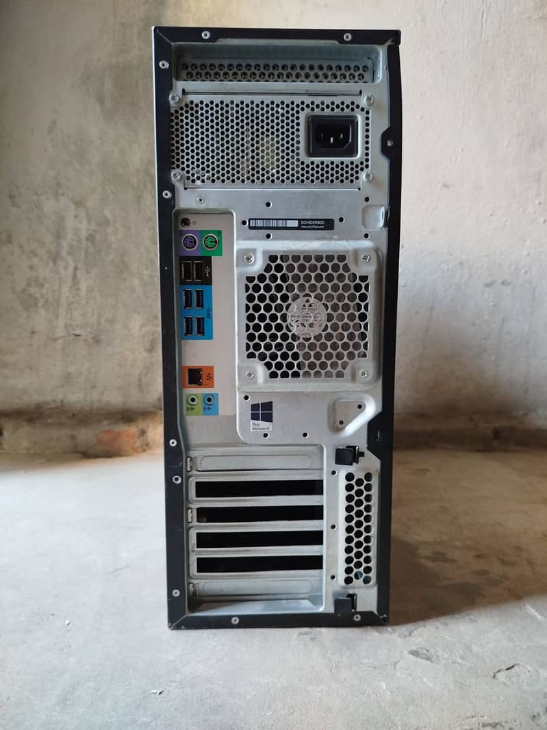 HP Z440 / E5 2697 V3 (14 Cores) / 16GB Ram / 500GB / R9 270X 4GB 4