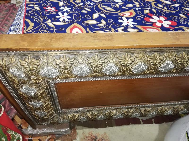 bed sat, side table with dressing for sale 3