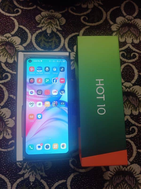 infinix hot 10 4/128 with box charge 8