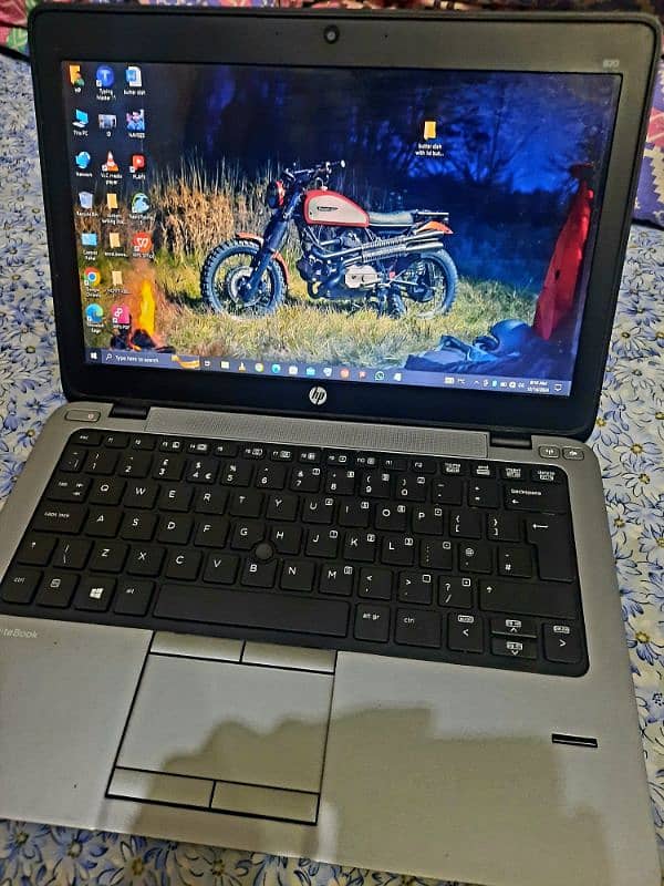 HP 820. . . core i5 4th generation finger print new condition 10 by 10 0