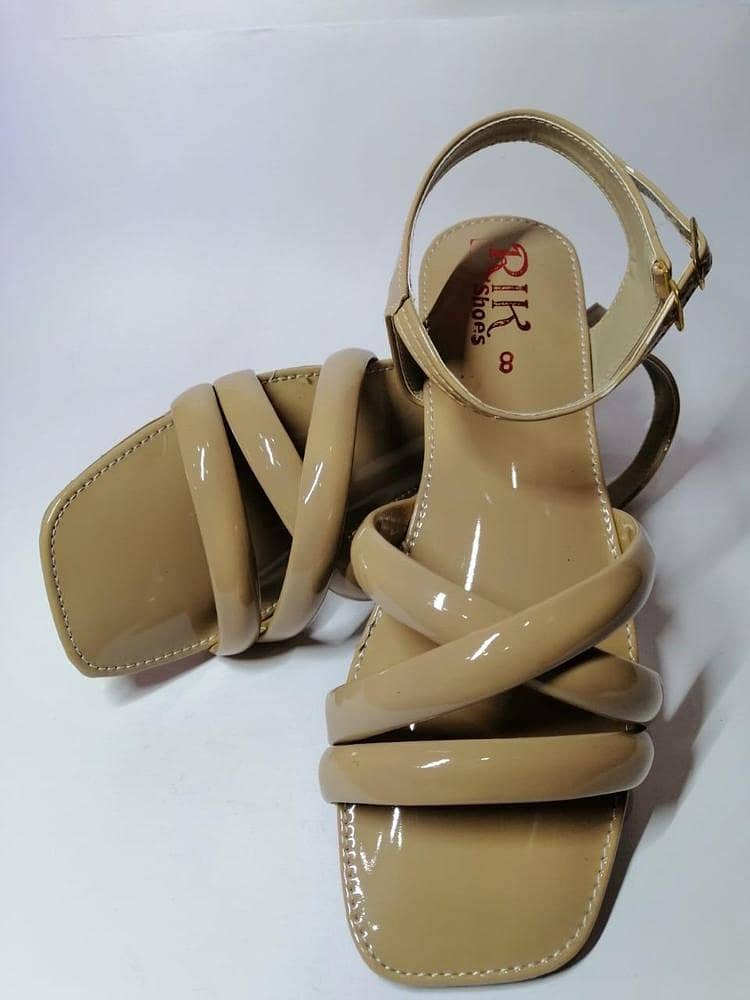 *Product Name*: Women's Patent Leather Flats *Product Description*: 3