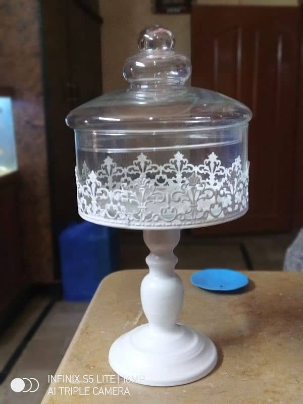 Cake Stand with Glass Lid 1