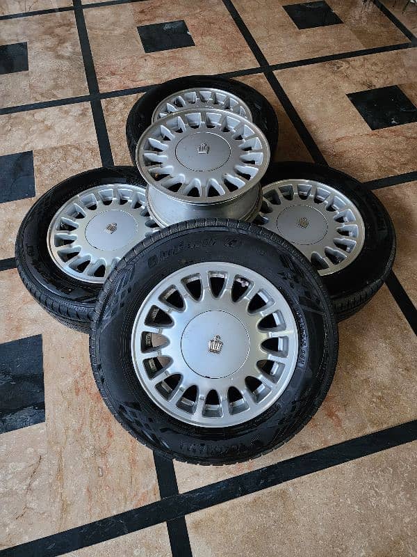 Toyota Crown 1991 - 1999 OEM rims and tyres 0