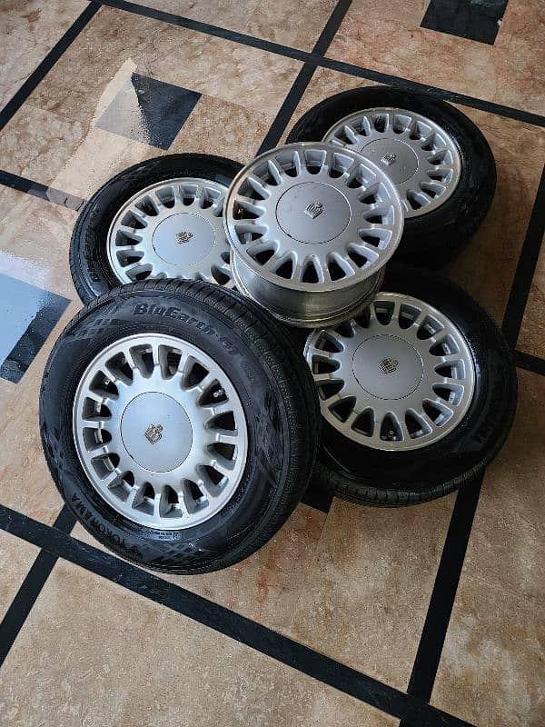 Toyota Crown 1991 - 1999 OEM rims and tyres 1