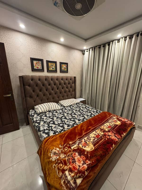 ONE BEDROOM FURNISHED DAILY BASIS SHORT STAY APPARTMENT FOR RENT IN IQBAL BLOCK BAHRIA TOWN LAHORE 0