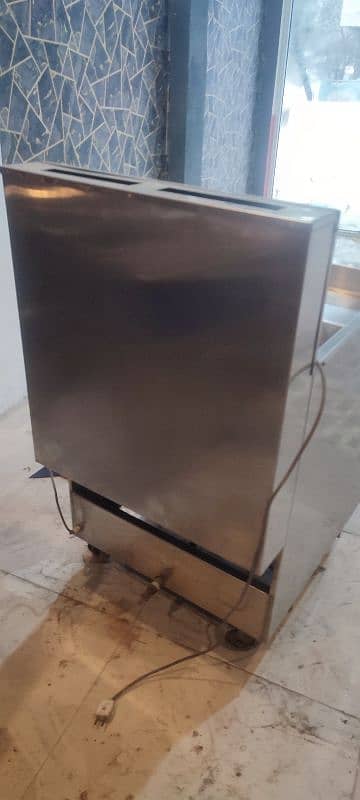 32 Litre Fryer, Fridge & Cheese Crusher 3