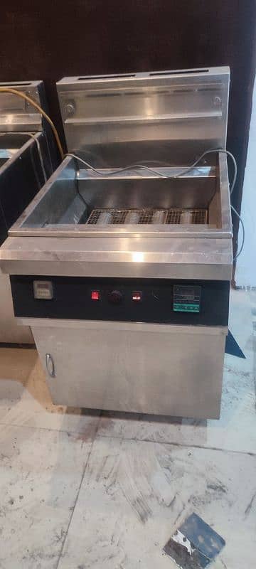 32 Litre Fryer, Fridge & Cheese Crusher 4