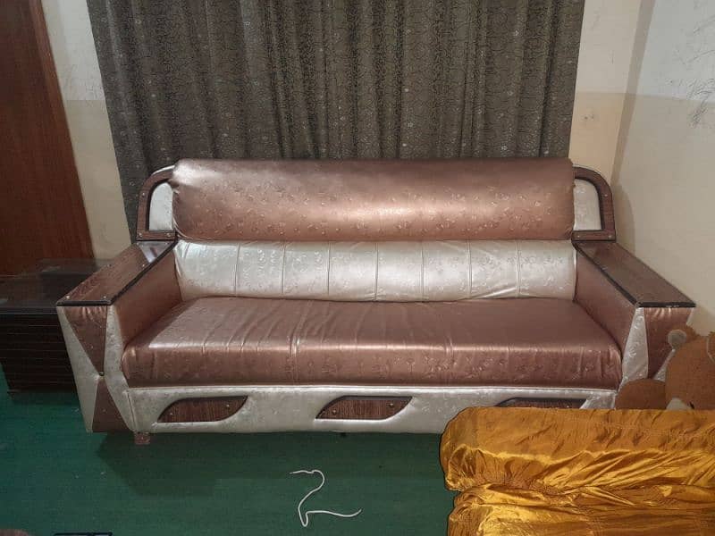 5 seat sofa. 4