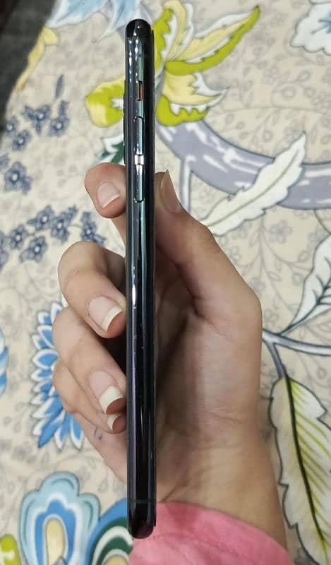 IPhone 11 pro max only msg on WhatsApp 03244863890 3