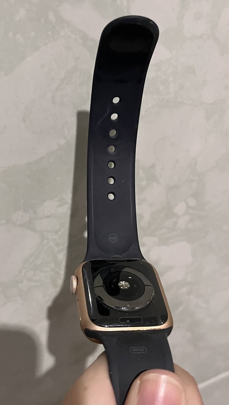 Apple Watch Series 5 (40mm) 4