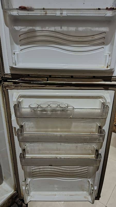 Dawlance refrigerator for sale in reasonable price 4