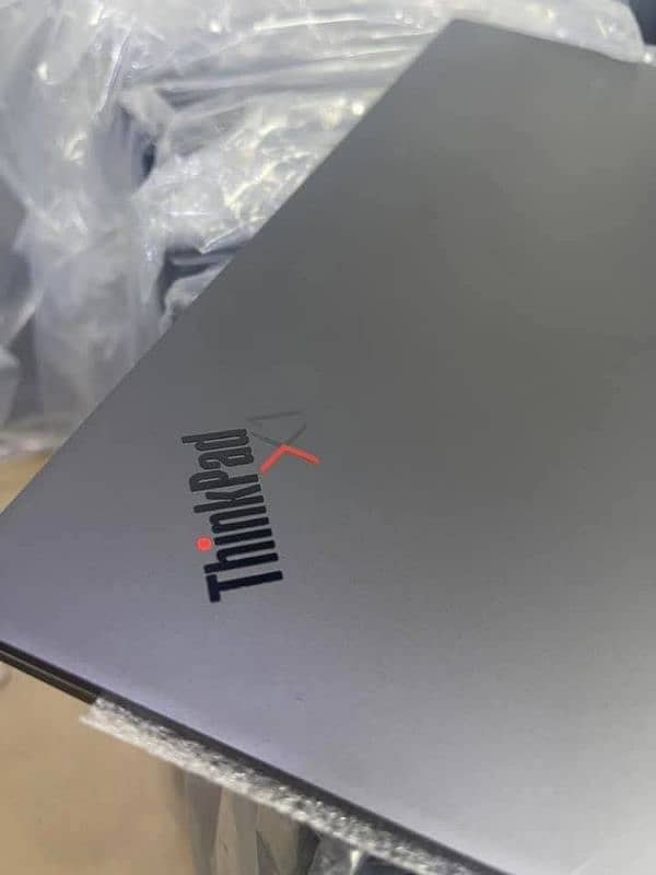 Aluminum Body   Lenovo Thinkpad "X1 Yoga" Silver Version 5