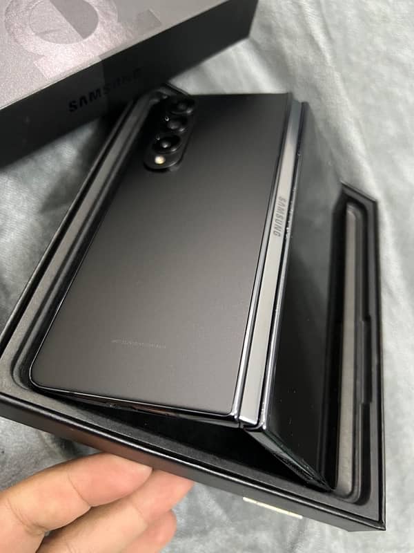 Samsung Galaxy Z Fold 4 5