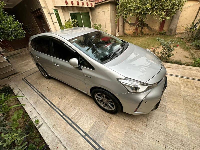 Toyota Prius Alpha 2014 uplift new shape 2