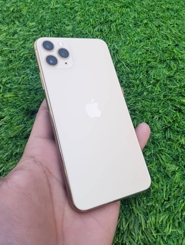 IPhone11 Pro Max(64Gb)Gold colour factory unlock WhatsApp(03274117805) 3