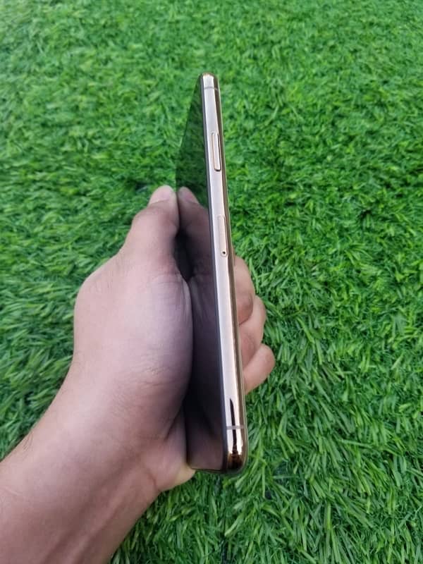 IPhone11 Pro Max(64Gb)Gold colour factory unlock WhatsApp(03274117805) 9