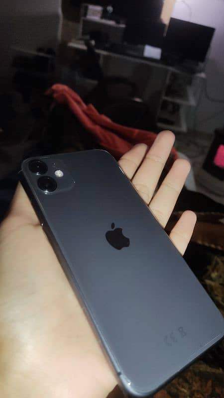 Iphone 11 black 64gb 2 months Esim time 0