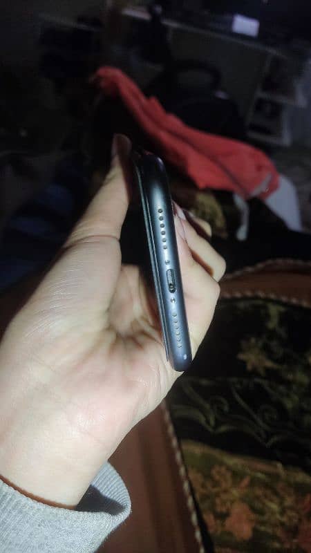 Iphone 11 black 64gb 2 months Esim time 6